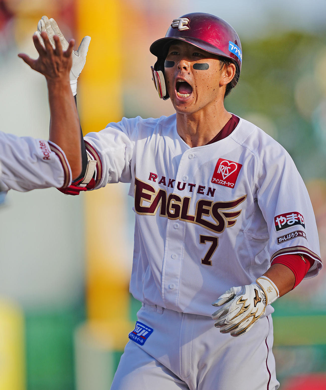 楽天対日本ハム　6回裏楽天2死一、三塁、適時打を放ち雄たけびを上げる鈴木大（撮影・垰建太）
