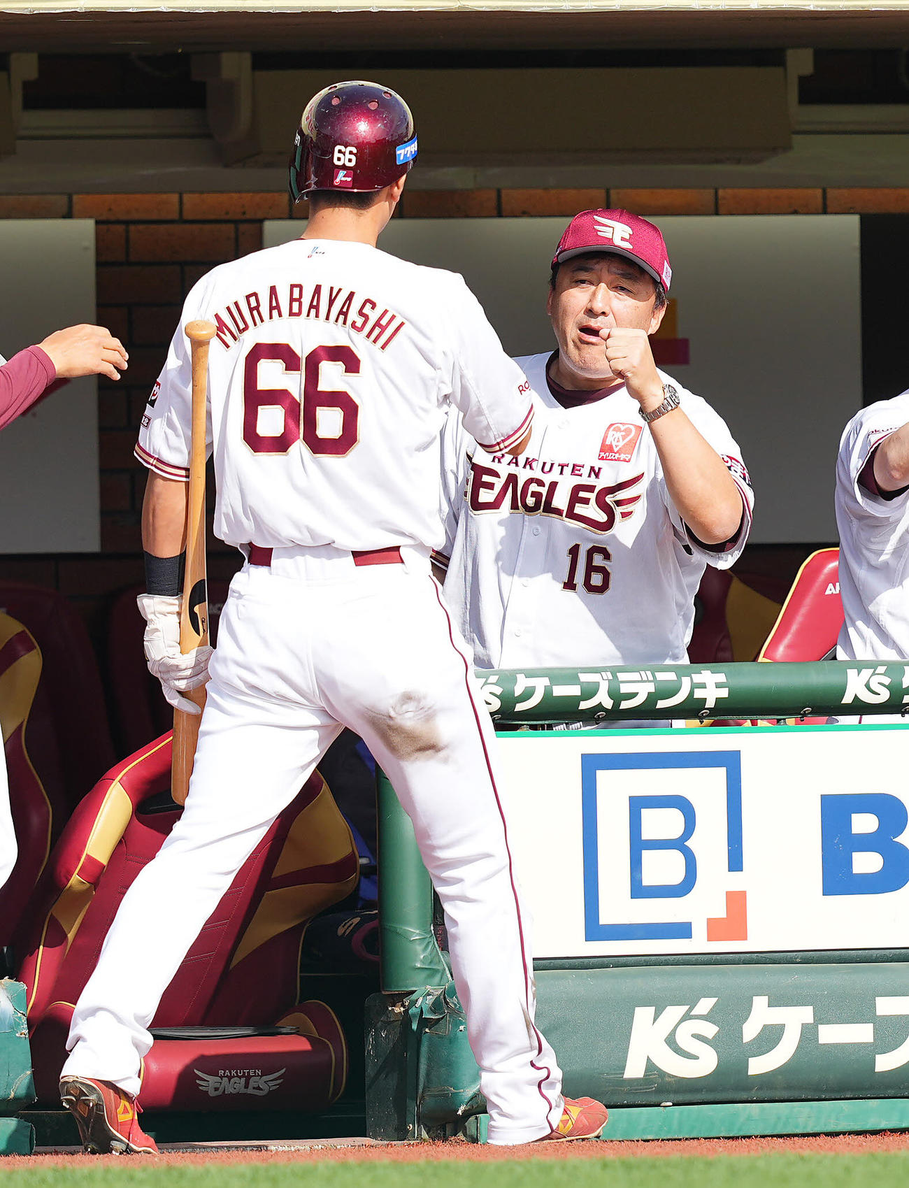 楽天対日本ハム　1回裏楽天1死一塁、島内の適時二塁打で生還した村林（左）を出迎える石井監督（撮影・垰建太）