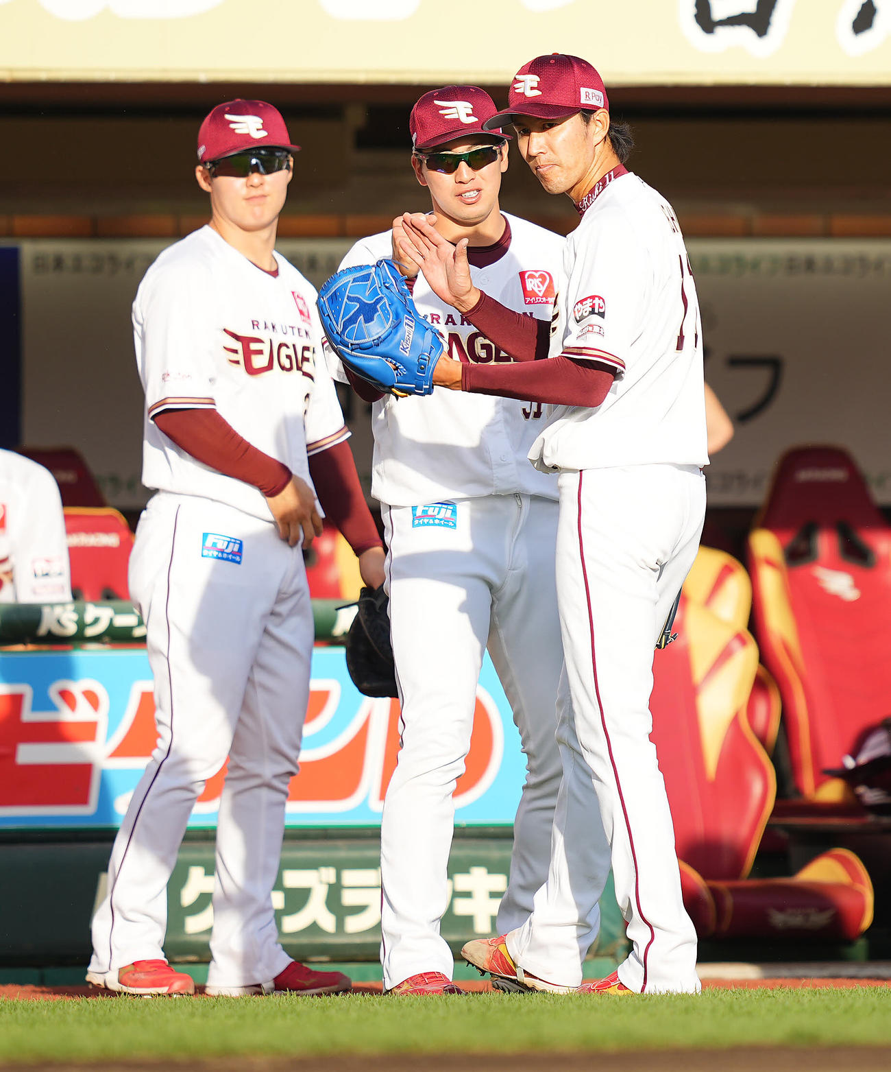 楽天対日本ハム　7回表日本ハムの攻撃を無失点に抑えナインの出迎えを受ける楽天岸（右）（撮影・垰建太）