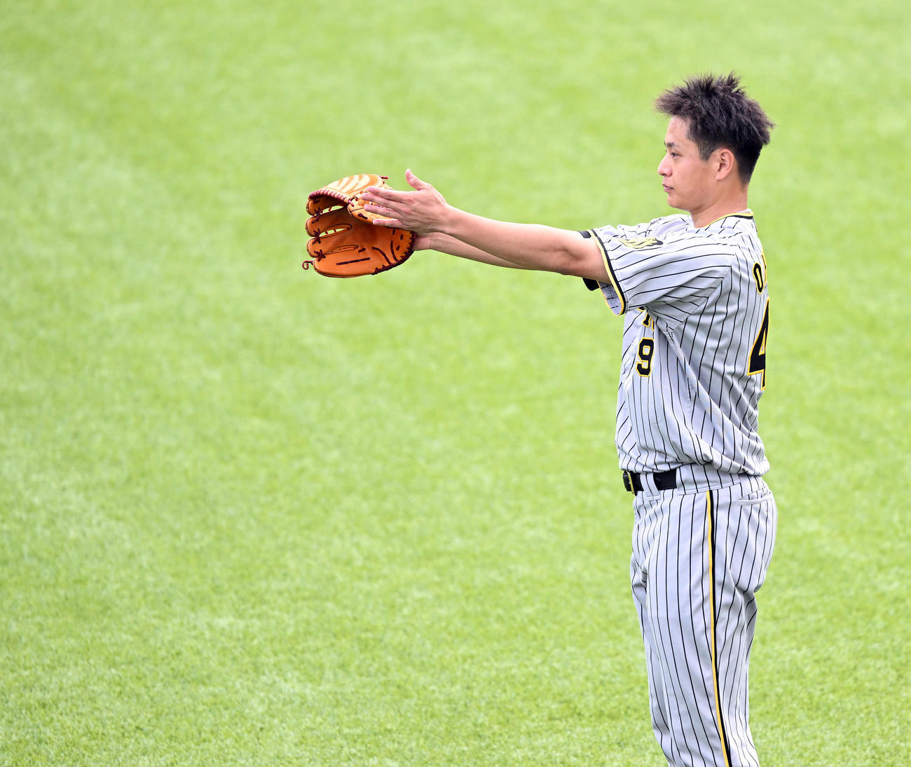 ヤクルト対阪神　外野で調整する阪神大竹（撮影・たえ見朱実）