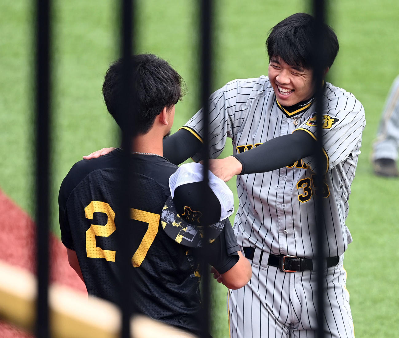 ヤクルト対阪神　伊藤将（左）とじゃれ合う阪神才木（撮影・たえ見朱実）
