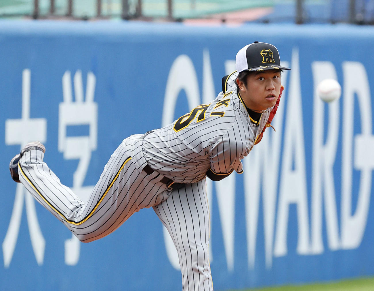 ヤクルト対阪神　ブルペンで投球練習をする阪神才木（撮影・藤尾明華）