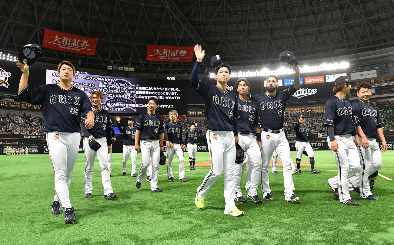 ソフトバンク対オリックス　福岡での今季最終戦を終え、ファンへのあいさつを終えてソフトバンクからのメッセージを背に引き揚げるオリックスナイン（撮影・岩下翔太）
