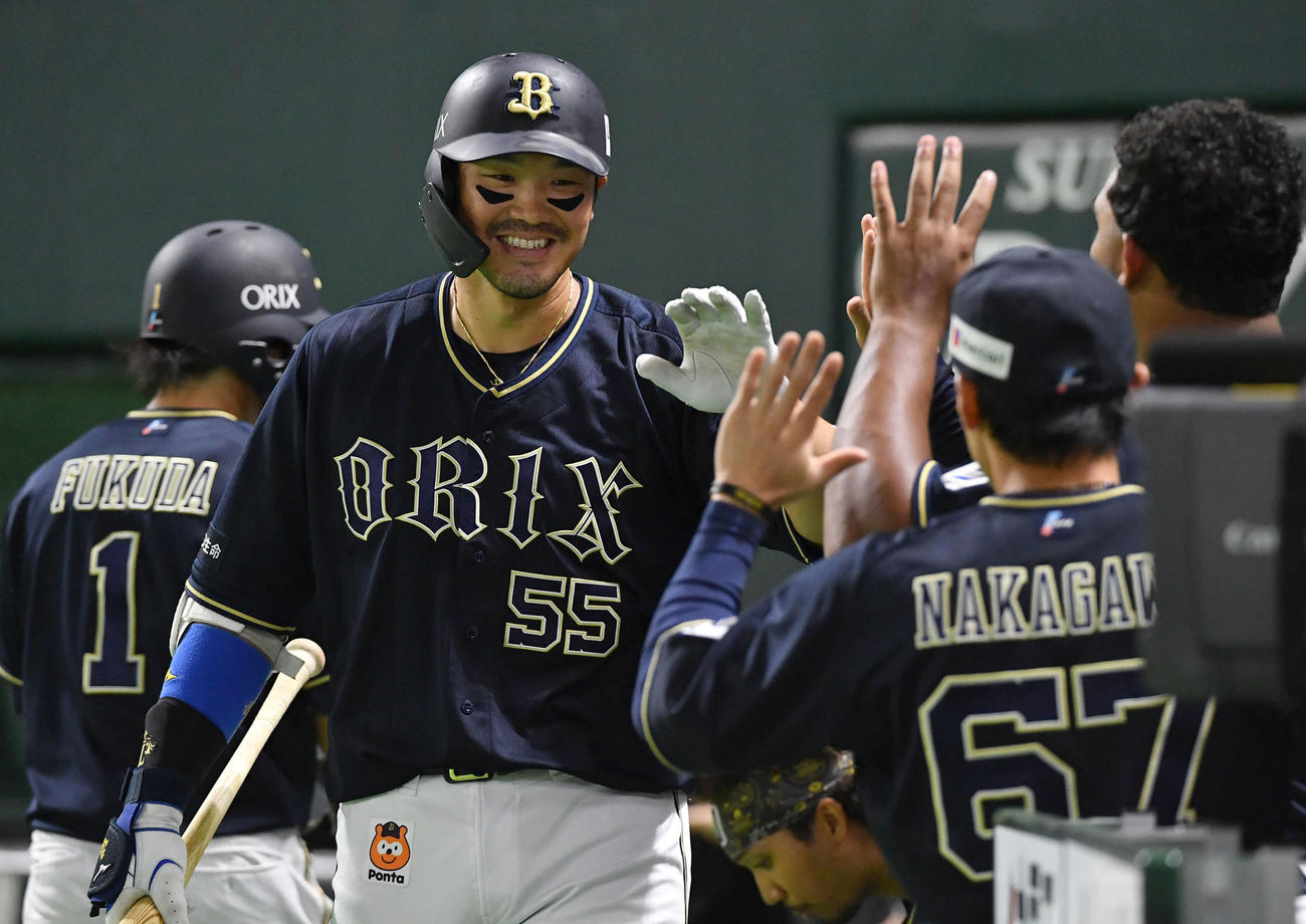 ソフトバンク対オリックス　4回表オリックス1死満塁、右犠飛を放ち、ナインと笑顔でタッチを交わすT－岡田（撮影・岩下翔太）