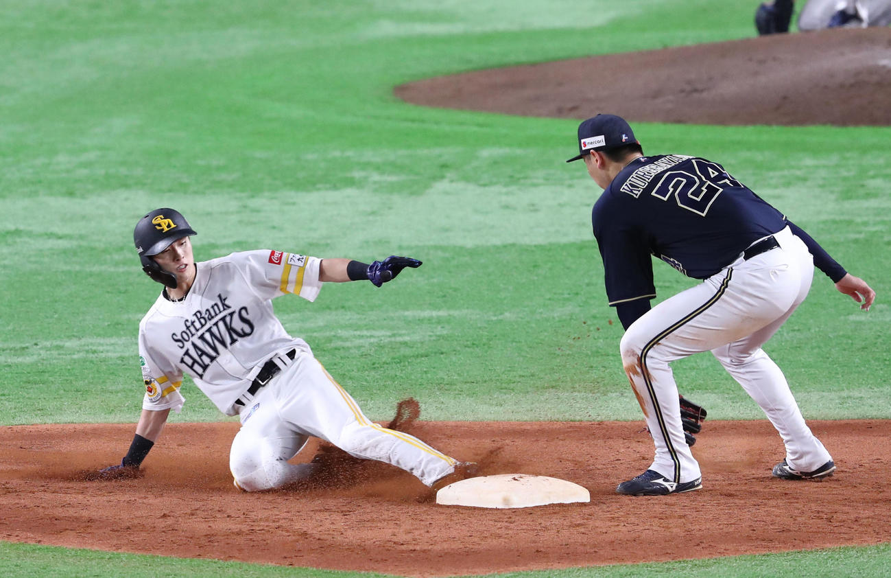 ソフトバンク対オリックス　5回裏ソフトバンク1死、打者・今宮のとき一塁走者の周東は二塁盗塁成功（撮影・梅根麻紀）