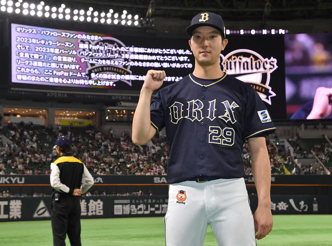 ソフトバンク対オリックス　今季6勝目を挙げ、福岡での今季最終戦を終えたソフトバンクからのメッセージを背にガッツポーズする田嶋（撮影・岩下翔太）