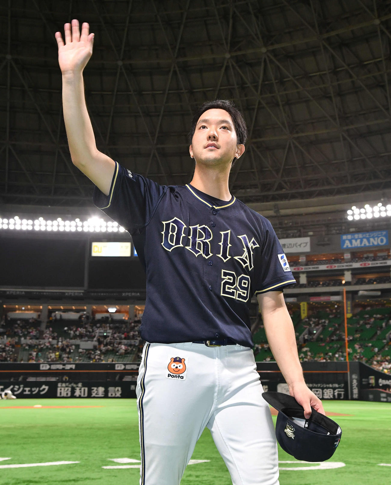 ソフトバンク対オリックス　ソフトバンクに勝利し、ファンに手を振りながら引き揚げる田嶋（撮影・岩下翔太）