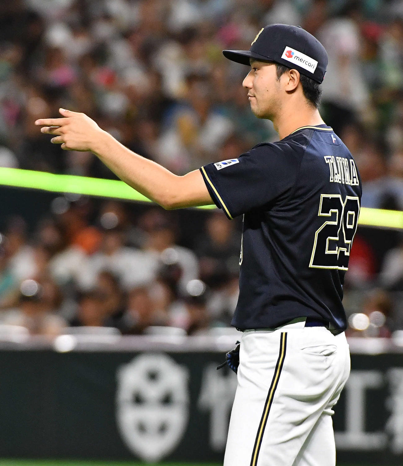 ソフトバンク対オリックス　3回裏ソフトバンク無死、周東の遊飛を好捕した紅林を指さす田嶋（撮影・岩下翔太）