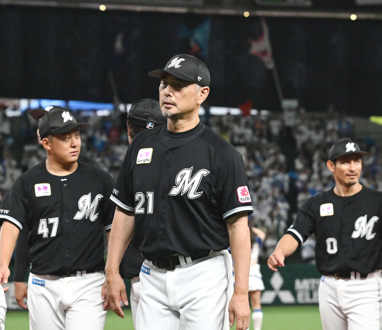 西武対ロッテ　ベルーナドーム最終戦のあいさつを終え引き揚げるロッテ吉井監督（手前）（撮影・滝沢徹郎）