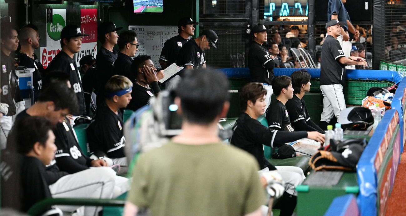 西武対ロッテ　9回表、ベンチで浮かない表情のロッテの選手たち（撮影・滝沢徹郎）