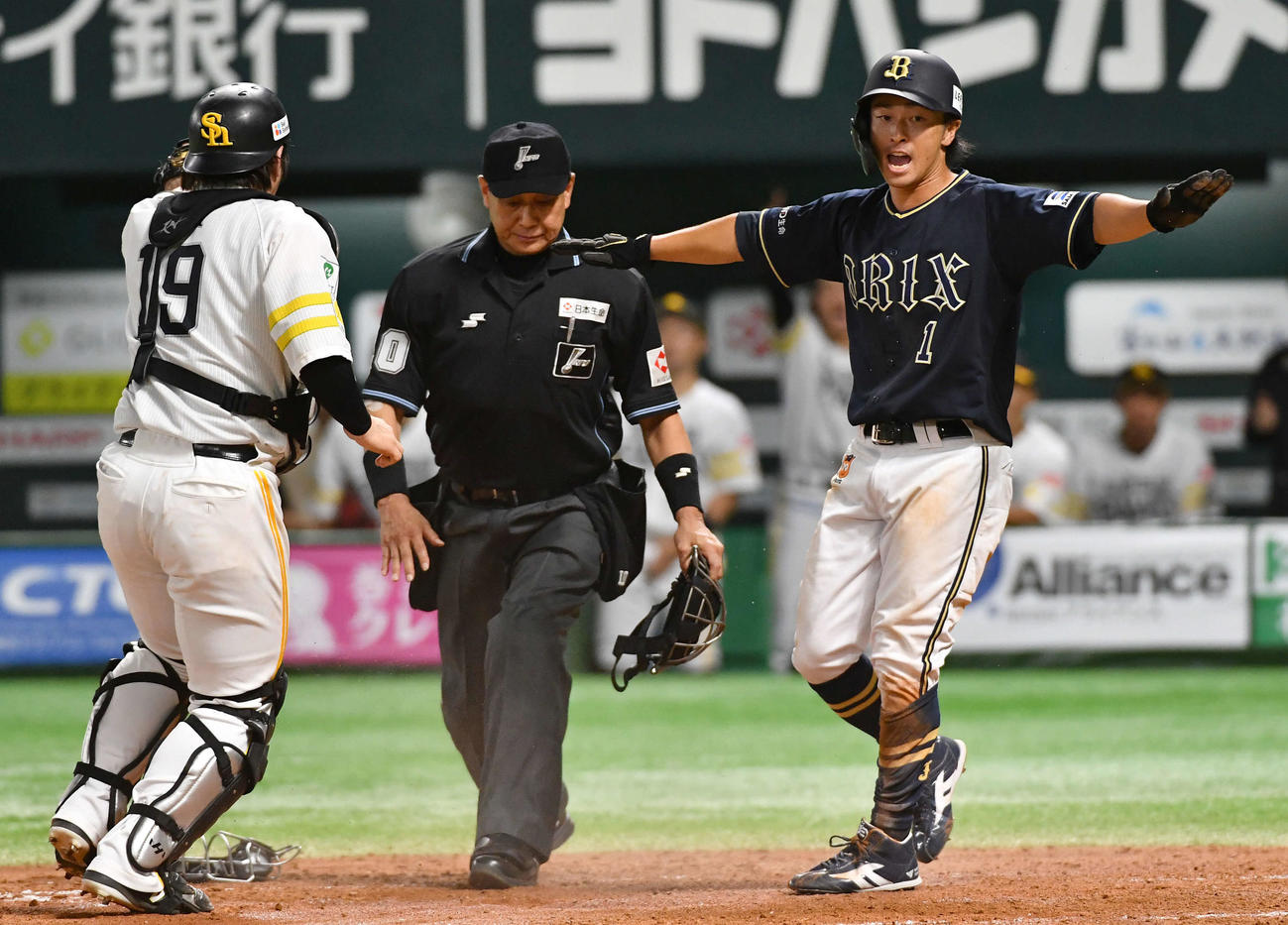 ソフトバンク対オリックス　4回表オリックス1死満塁、T－岡田の右犠飛で生還した福田（撮影・岩下翔太）
