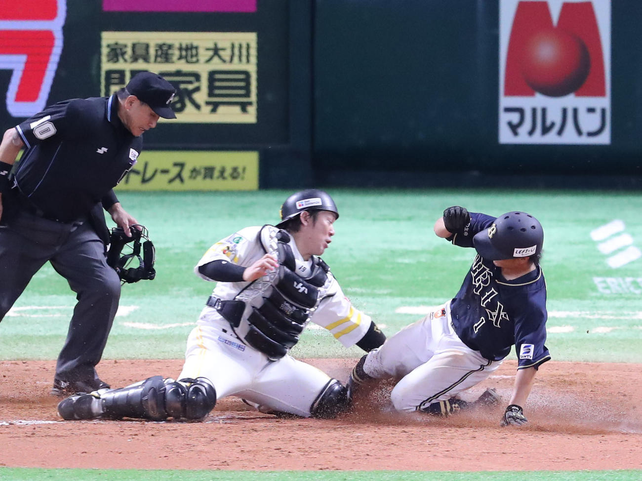 ソフトバンク対オリックス　4回表オリックス1死満塁、T－岡田の右犠飛で生還する福田（撮影・梅根麻紀）