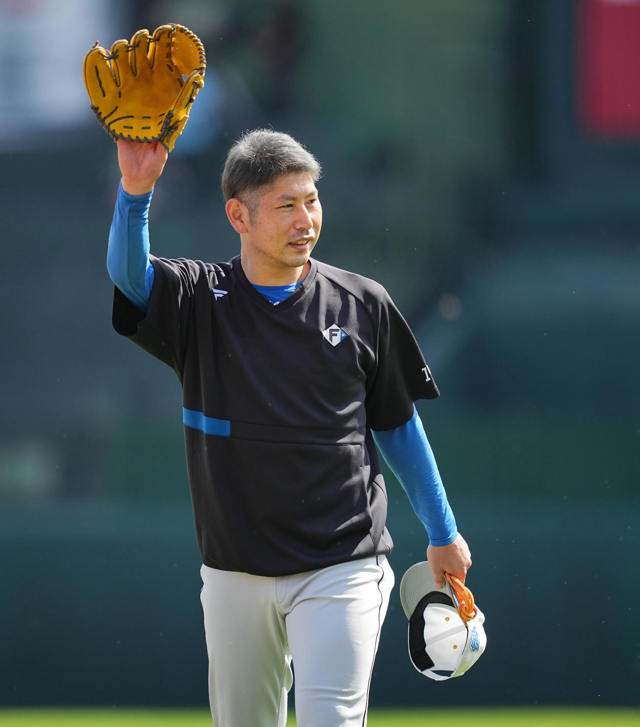 楽天対日本ハム　試合前練習を終え笑顔でファンに手を振る日本ハム加藤貴（撮影・垰建太）
