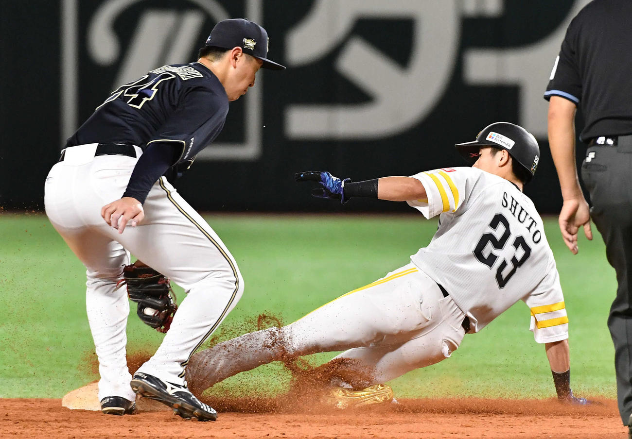 ソフトバンク対オリックス　5回裏ソフトバンク1死一塁、二盗に成功する周東（撮影・岩下翔太）