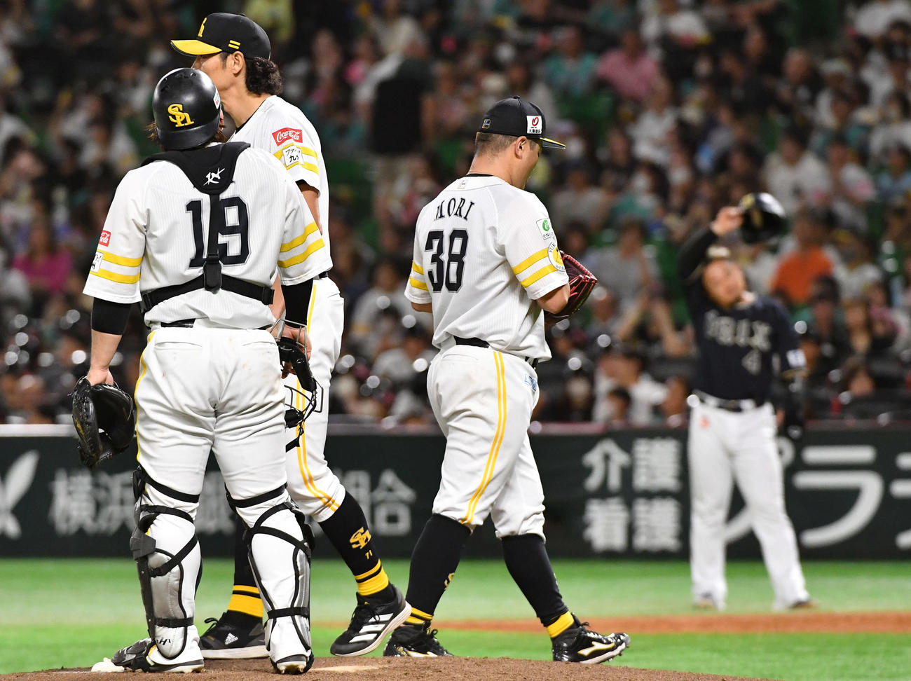 ソフトバンク対オリックス　4回途中で降板となり、肩を落としてベンチへ戻る森（撮影・岩下翔太）