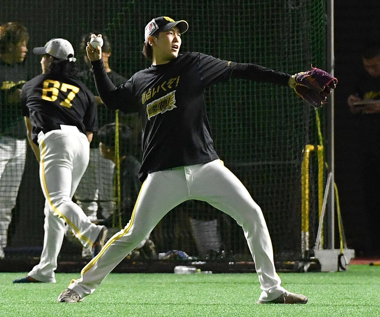 ソフトバンク対オリックス　キャッチボールを行う石川（撮影・岩下翔太）