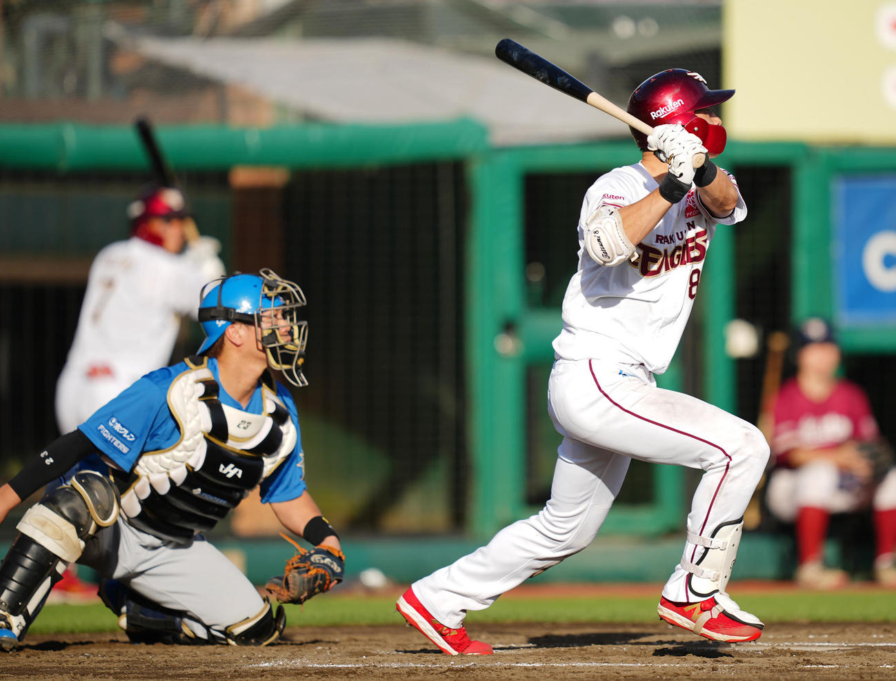 楽天対日本ハム　6回裏楽天2死二、三塁、適時内野安打を放つ辰己（撮影・垰建太）