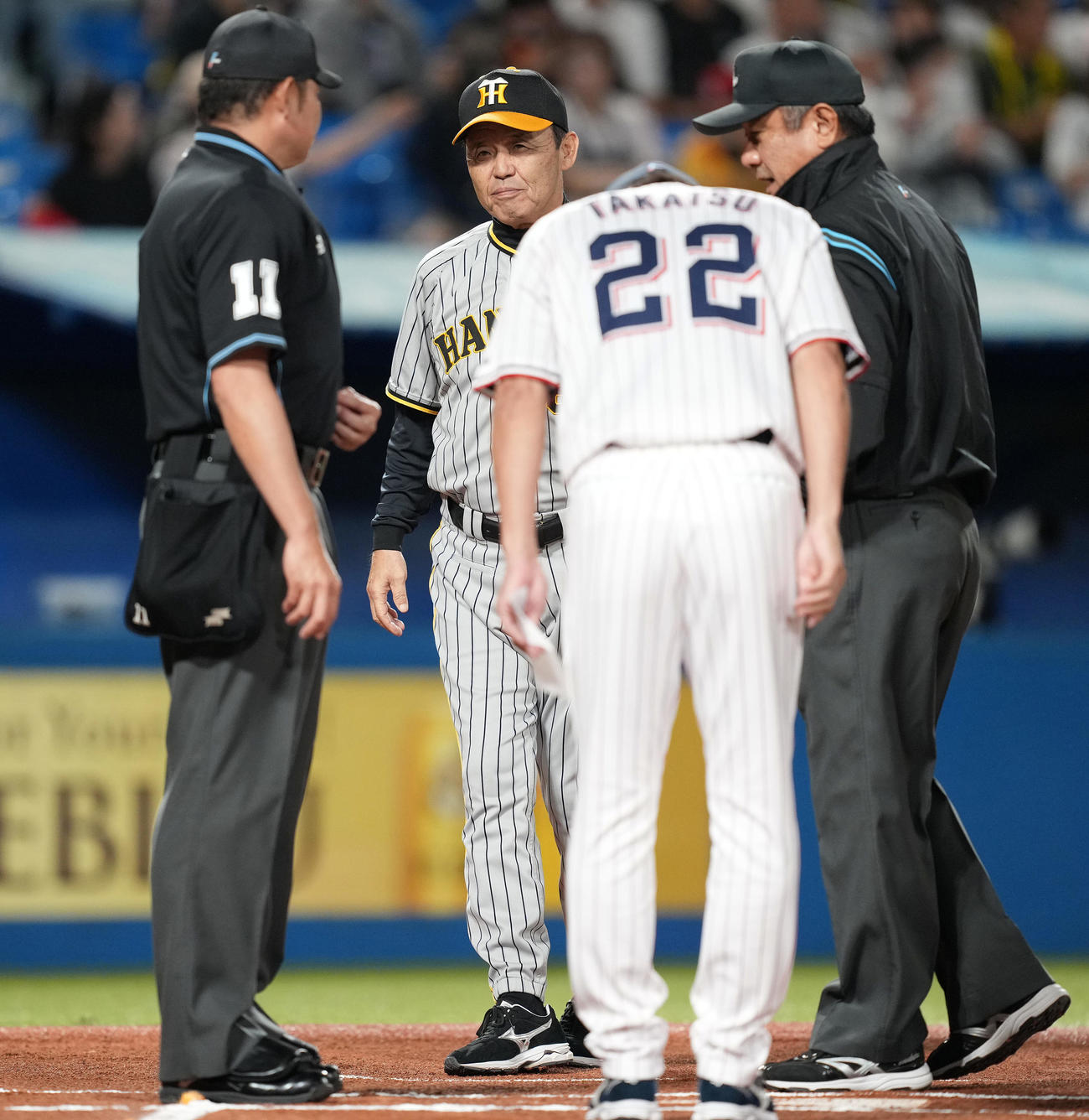 ヤクルト対阪神　メンバー表の最終確認を行う阪神岡田監督（中央）とヤクルト高津監督（手前）（撮影・鈴木みどり）