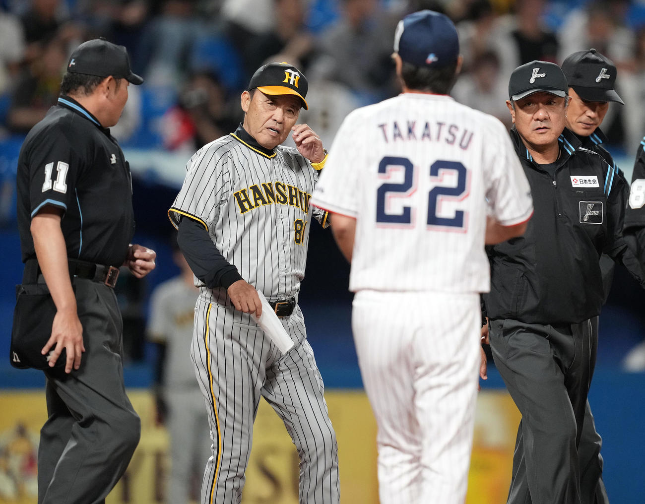 ヤクルト対阪神　メンバー表の最終確認を行う阪神岡田監督（中央）とヤクルト高津監督（手前）（撮影・鈴木みどり）