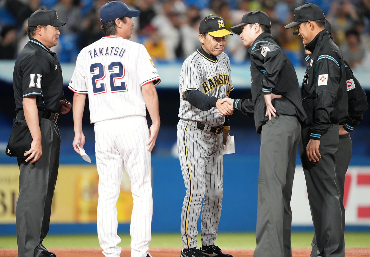 ヤクルト対阪神　メンバー表の最終確認を行う阪神岡田監督（中央）とヤクルト高津監督（手前）（撮影・鈴木みどり）