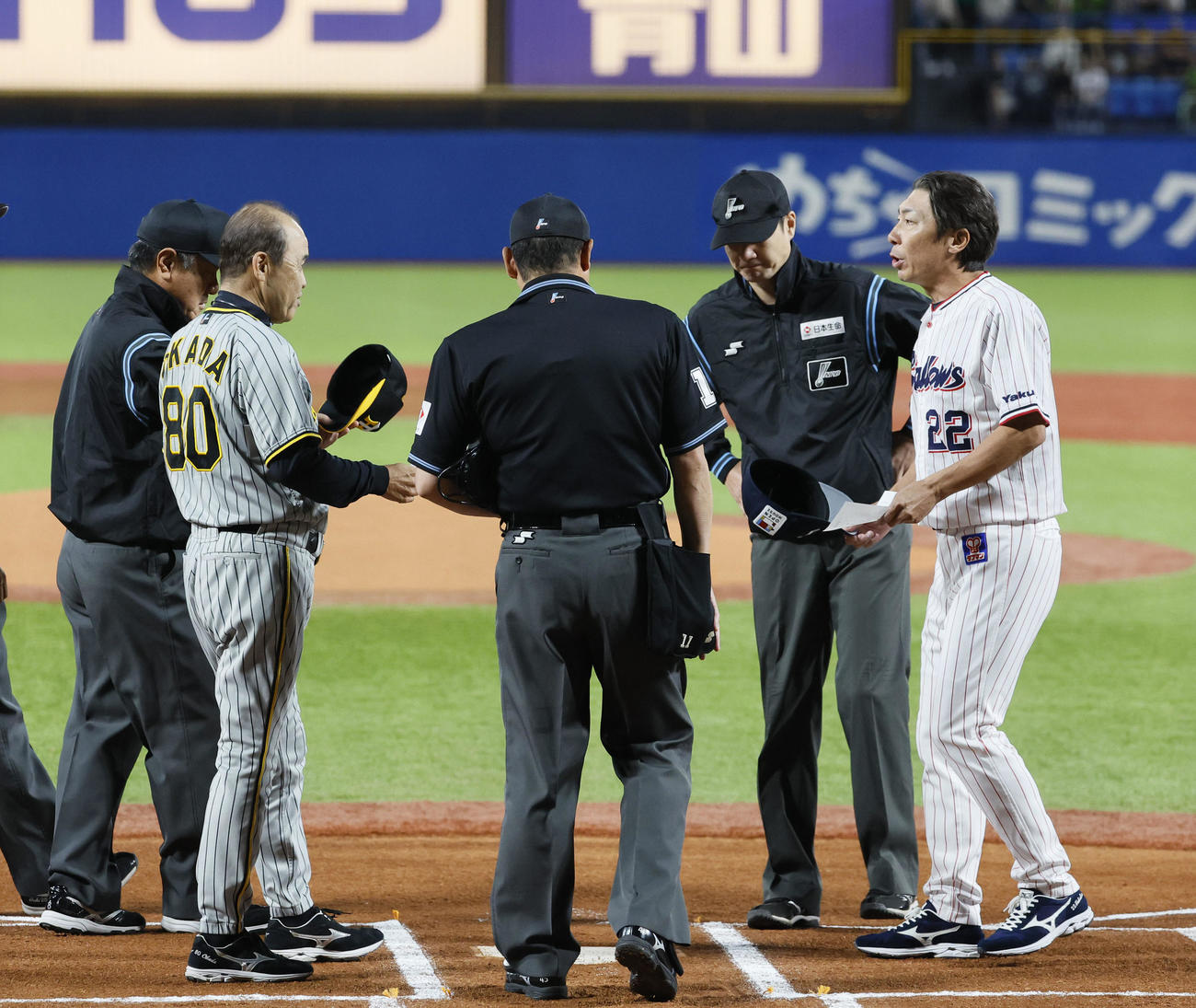 ヤクルト対阪神　メンバー表交換で言葉を交わす阪神岡田監督（左から2人目）とヤクルト高津監督（撮影・藤尾明華）