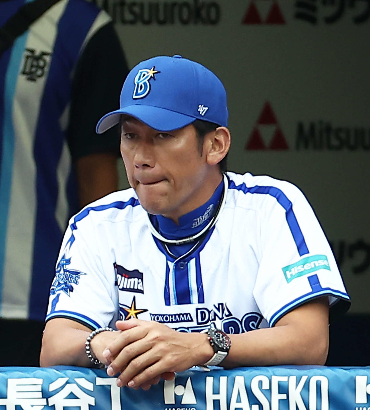 DeNA対中日　2回表戦況を見守るDeNA三浦監督（撮影・河田真司）