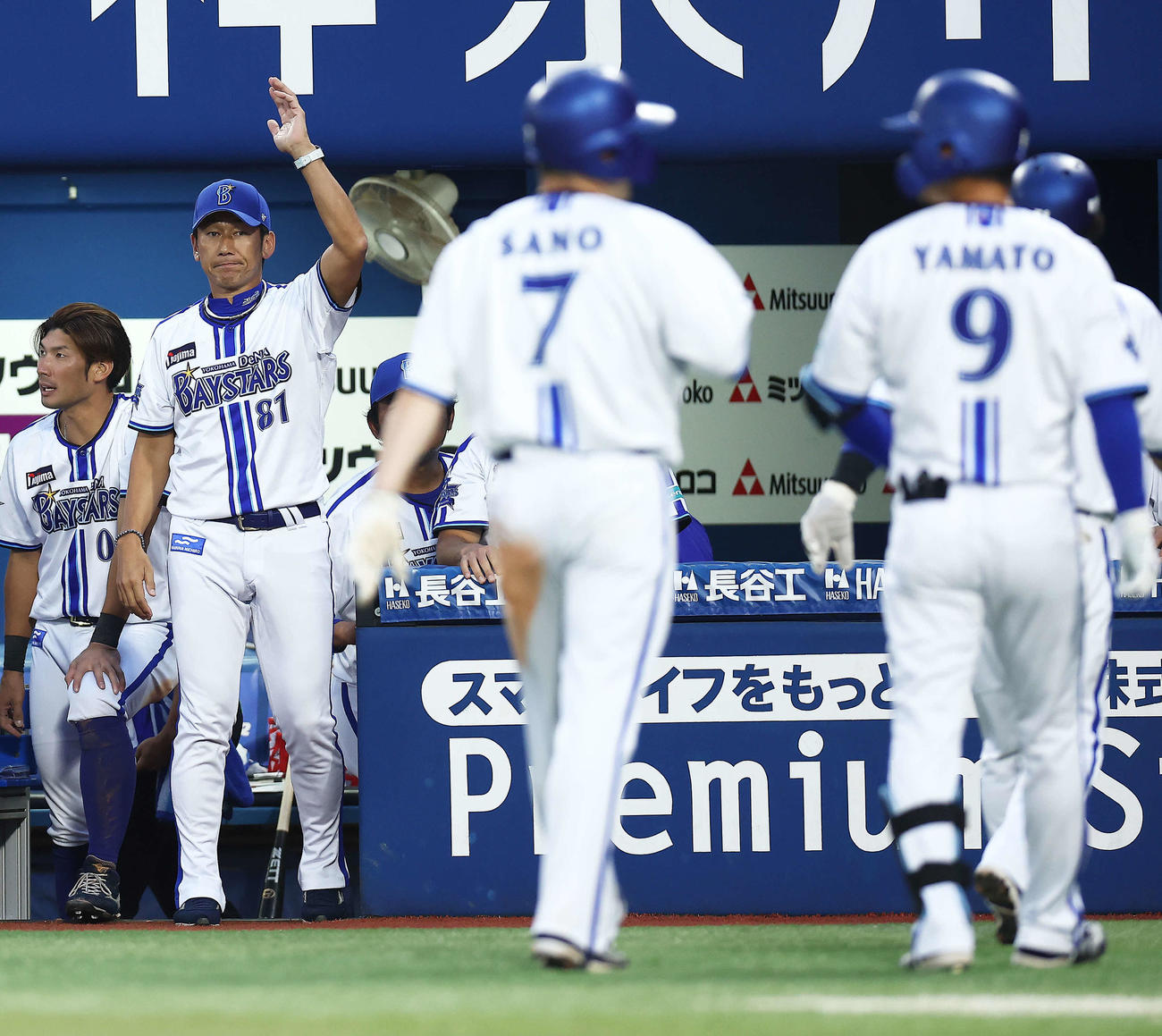 DeNA対中日　8回裏DeNA2死満塁、山本が2点適時二塁打を放ち、選手交代を告げる三浦監督（撮影・河田真司）