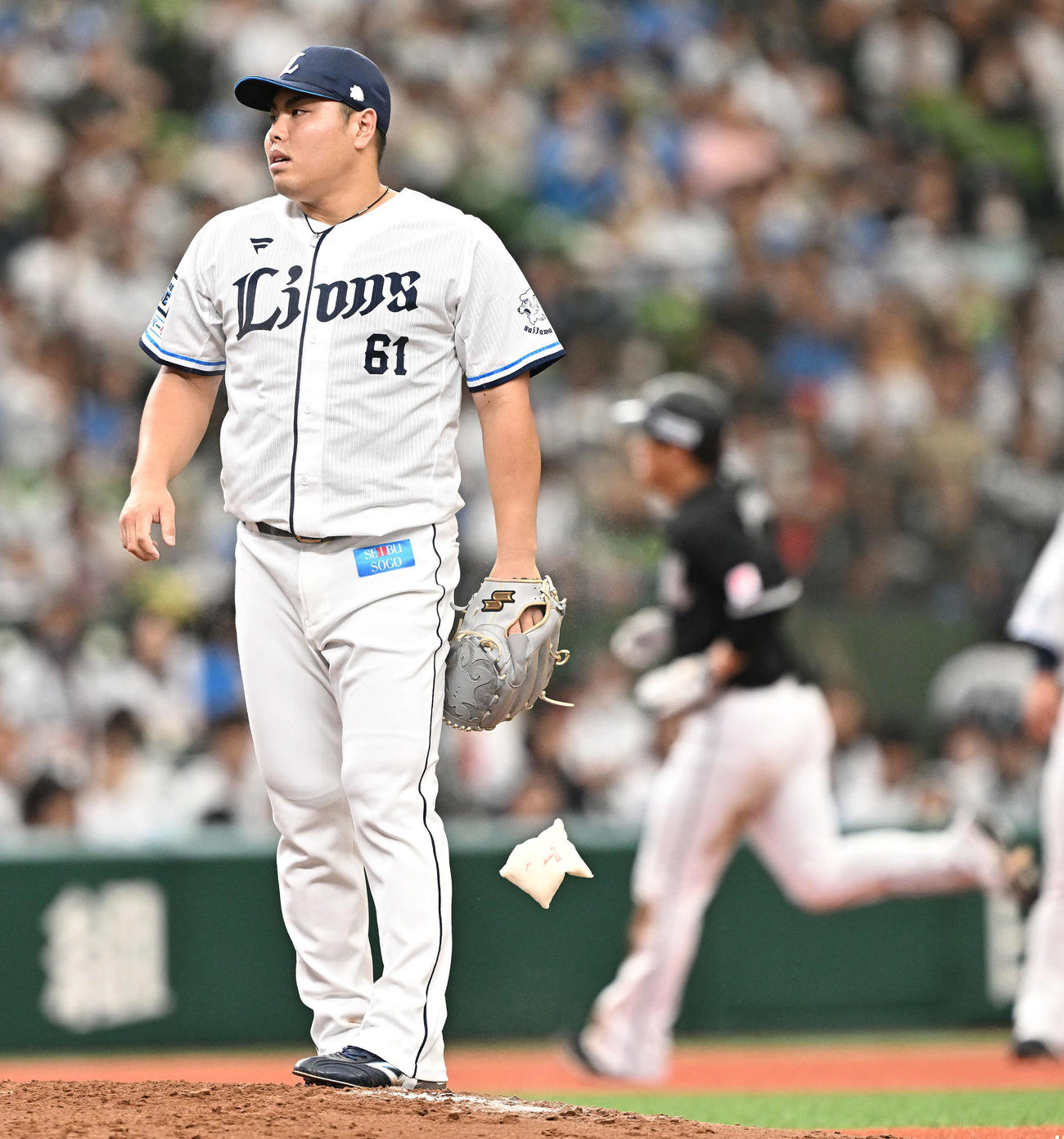 西武対ロッテ　4回表ロッテ無死、角中（後方）に右越えソロ本塁打を許す平良（撮影・滝沢徹郎）