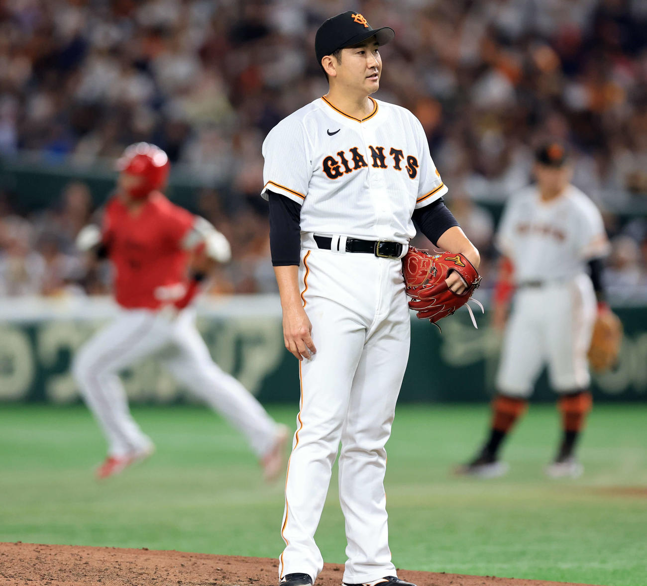 巨人対広島　7回表広島無死、末包（後方）に左越え勝ち越しソロ本塁打を許しぼう然とする菅野（撮影・浅見桂子）