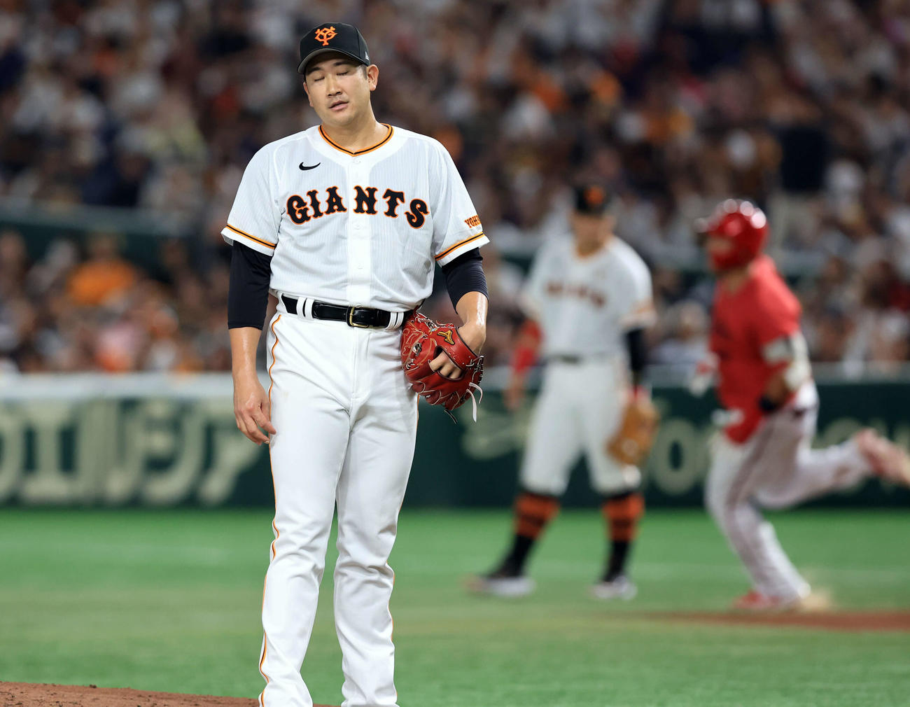 巨人対広島　7回表広島無死、末包（後方）に左越え勝ち越しソロ本塁打を許し、首をかしげる菅野（撮影・浅見桂子）