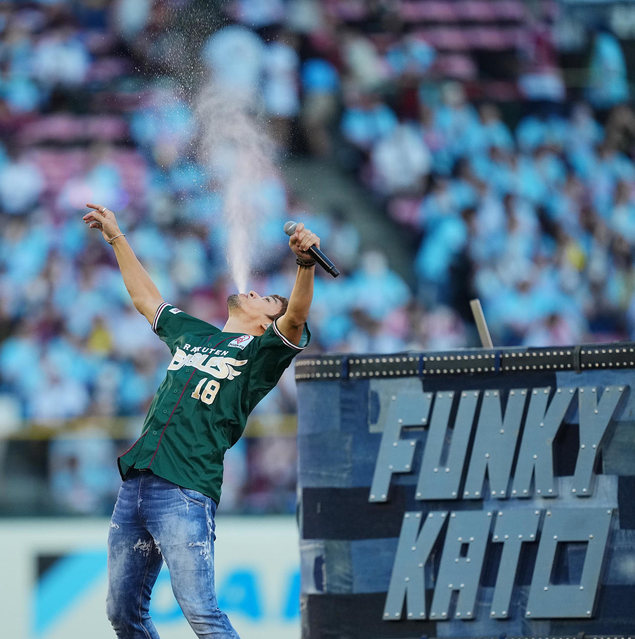 楽天対日本ハム　試合後、特別ライブでファンを盛り上げるファンキー加藤（撮影・垰建太）