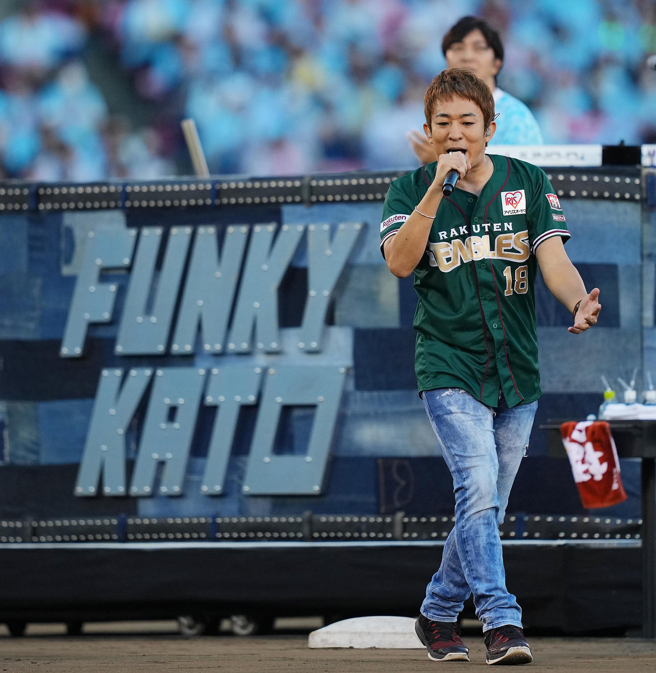楽天対日本ハム　試合後、特別ライブでファンを盛り上げるファンキー加藤（撮影・垰建太）