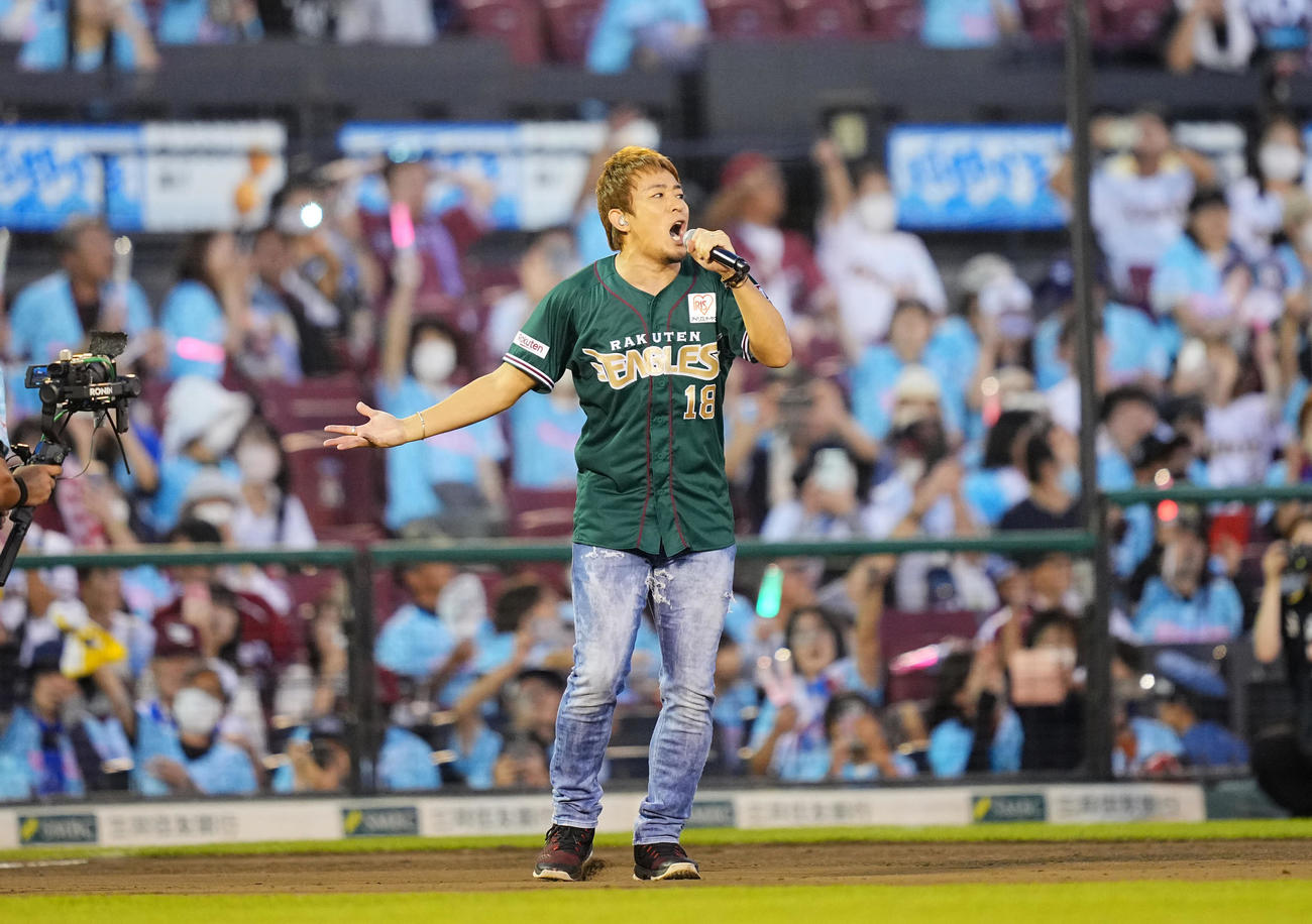 楽天対日本ハム　試合後、特別ライブでファンを盛り上げるファンキー加藤（撮影・垰建太）
