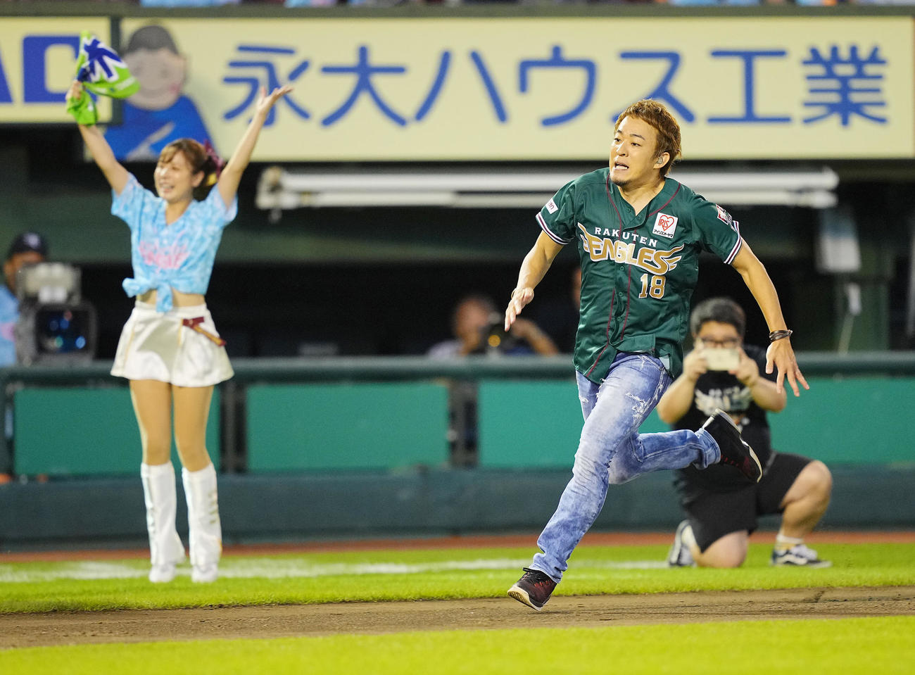楽天対日本ハム　試合後、特別ライブでダイヤモンドを1周しヘッドスライディングするファンキー加藤（撮影・垰建太）