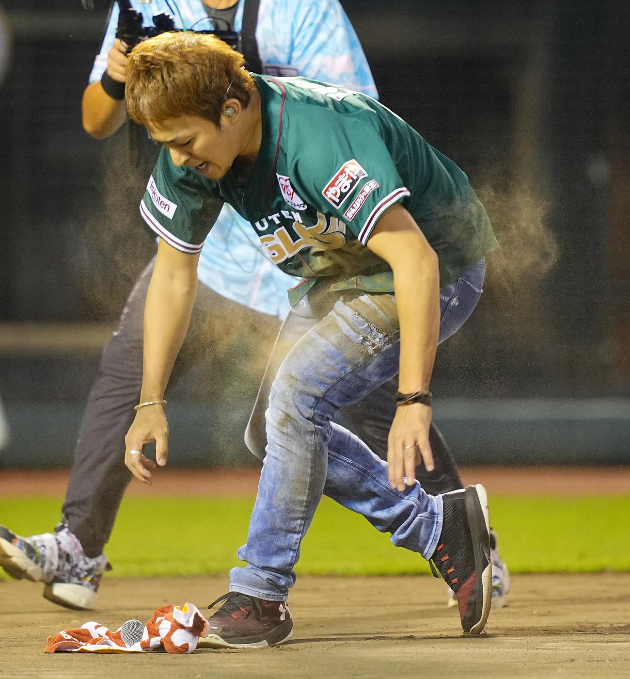 楽天対日本ハム　試合後、特別ライブでダイヤモンドを1周しヘッドスライディングしたファンキー加藤はそのまま歌い続ける（撮影・垰建太）