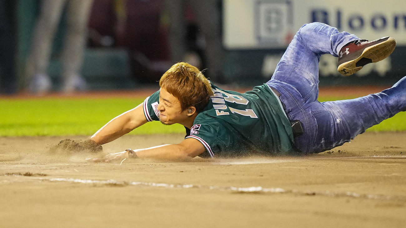 楽天対日本ハム　試合後、特別ライブでダイヤモンドを1周しヘッドスライディングするファンキー加藤（撮影・垰建太）