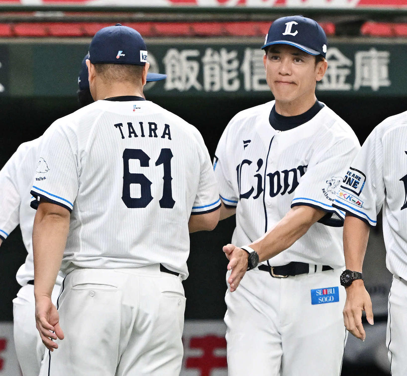 西武対ロッテ　試合後、西武松井監督（右）は勝利投手の平良をねぎらう（撮影・滝沢徹郎）