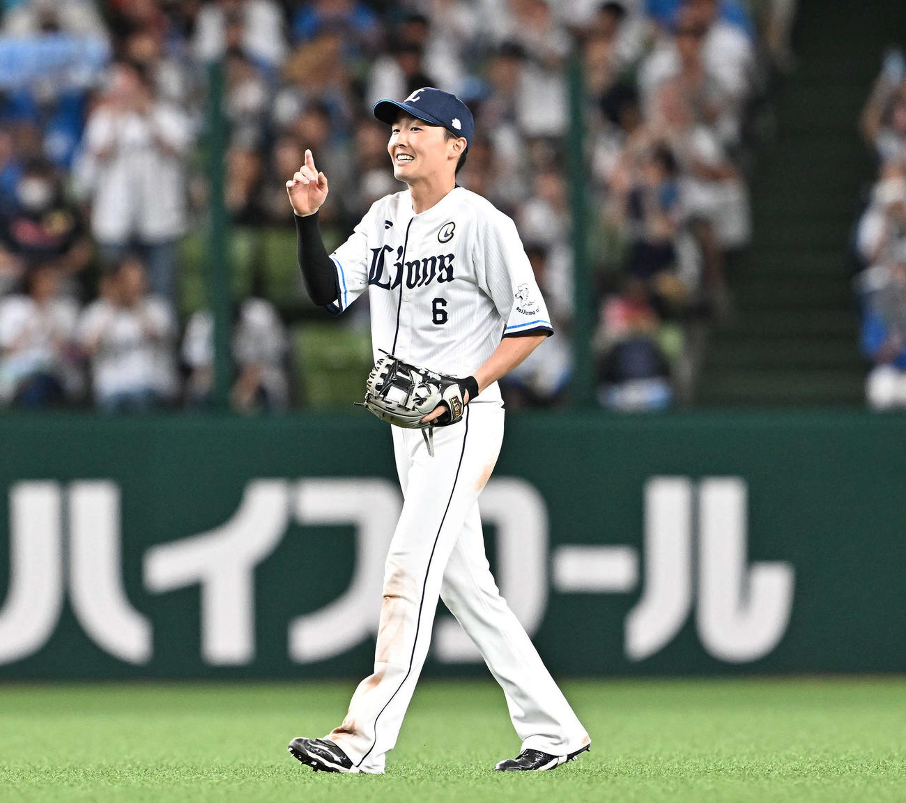 西武対ロッテ　99回表ロッテ無死、藤原の遊ゴロを華麗にさばいた源田は笑顔を見せる（撮影・滝沢徹郎）