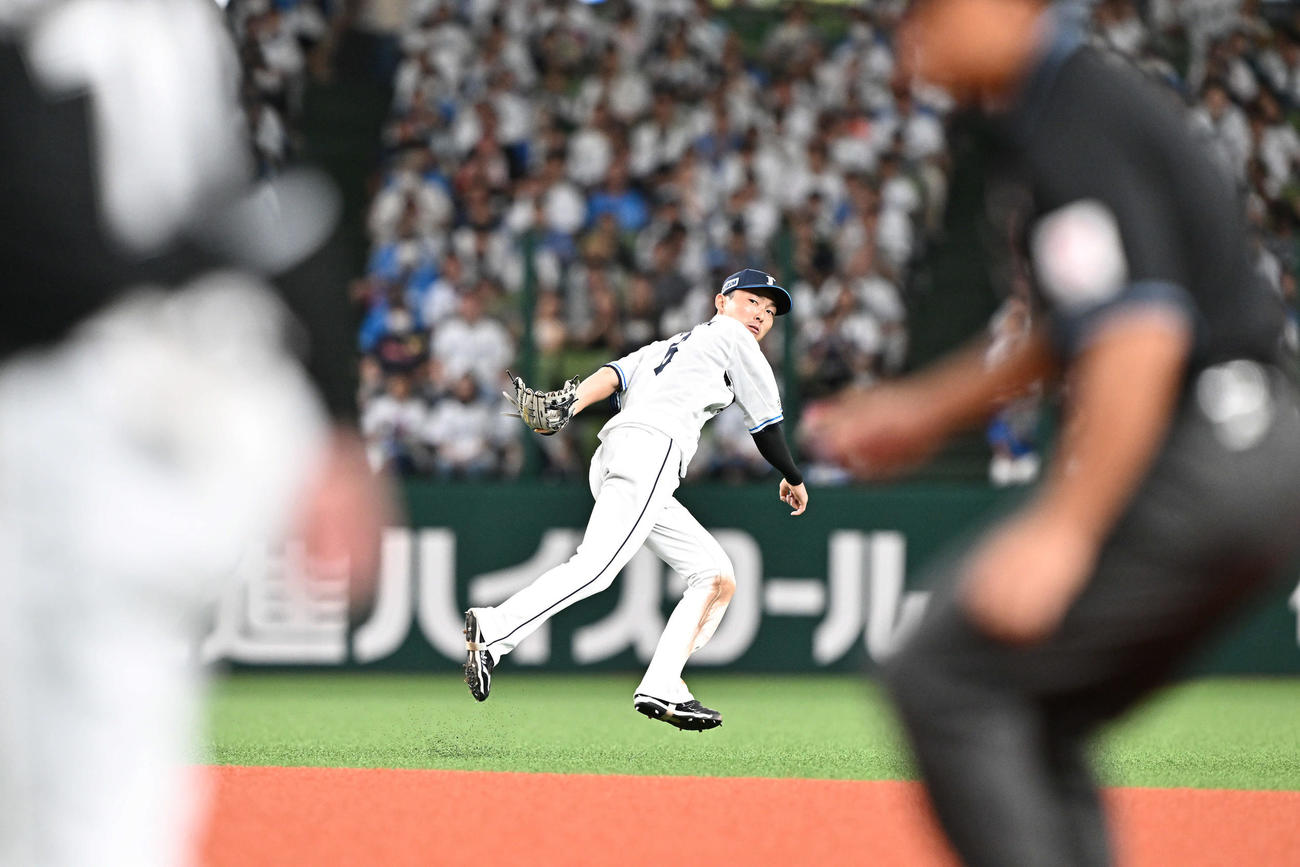 西武対ロッテ　9回表ロッテ無死、藤原の遊ゴロを華麗にさばく源田（撮影・滝沢徹郎）