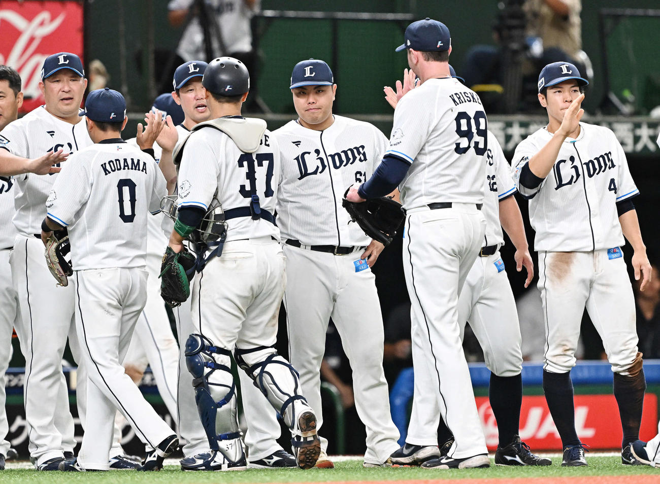 西武対ロッテ　試合後、勝利投手の西武平良（中央）はチームメートとタッチをかわす（撮影・滝沢徹郎）