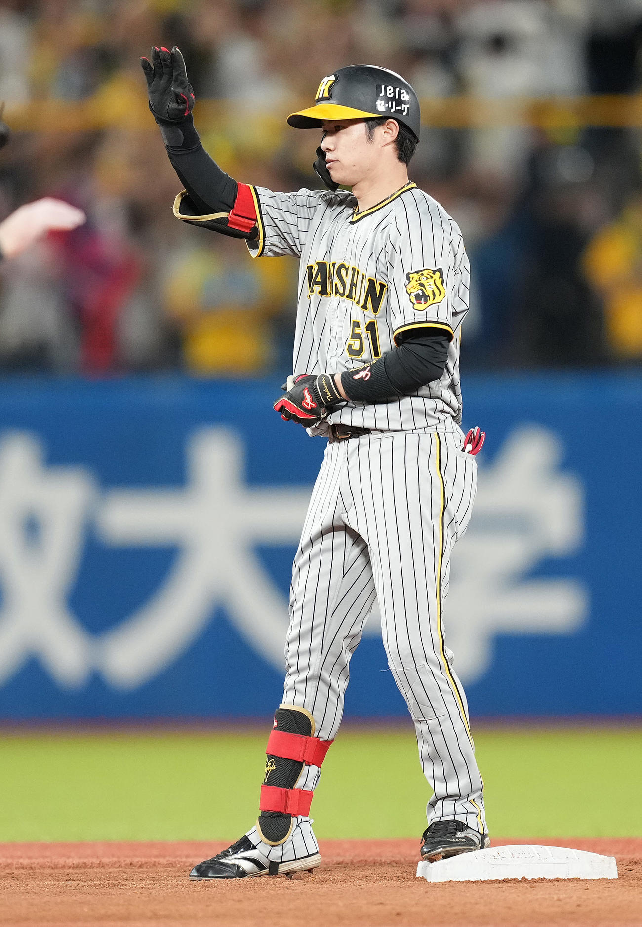 ヤクルト対阪神　1回表阪神無死二塁、先制の右適時二塁打を放った中野はベンチに向かってポーズ（撮影・鈴木みどり）
