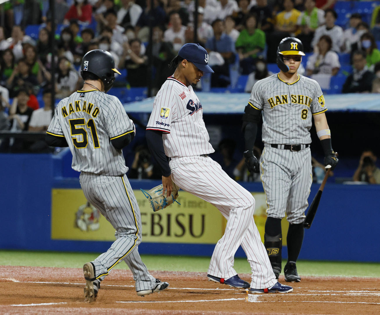 ヤクルト対阪神　1回表阪神2死三塁、打者佐藤輝（右）のとき暴投で中野拓の生還を許すヤクルトのロドリゲス（中央）（撮影・藤尾明華）