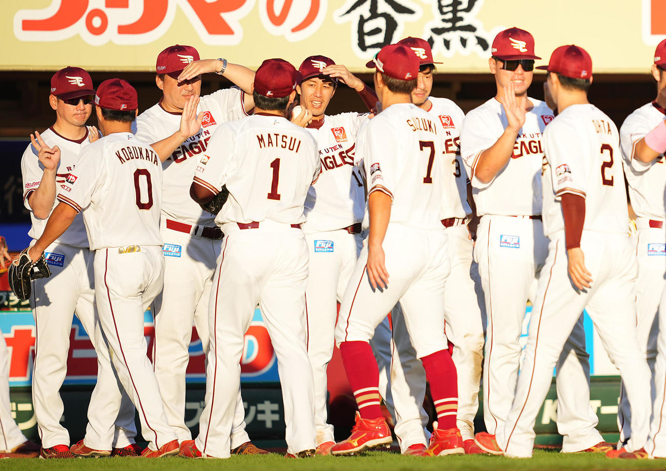楽天対日本ハム　日本ハムに勝利し松井裕（1番）から勝利球を受け取る楽天岸（中央）（撮影・垰建太）