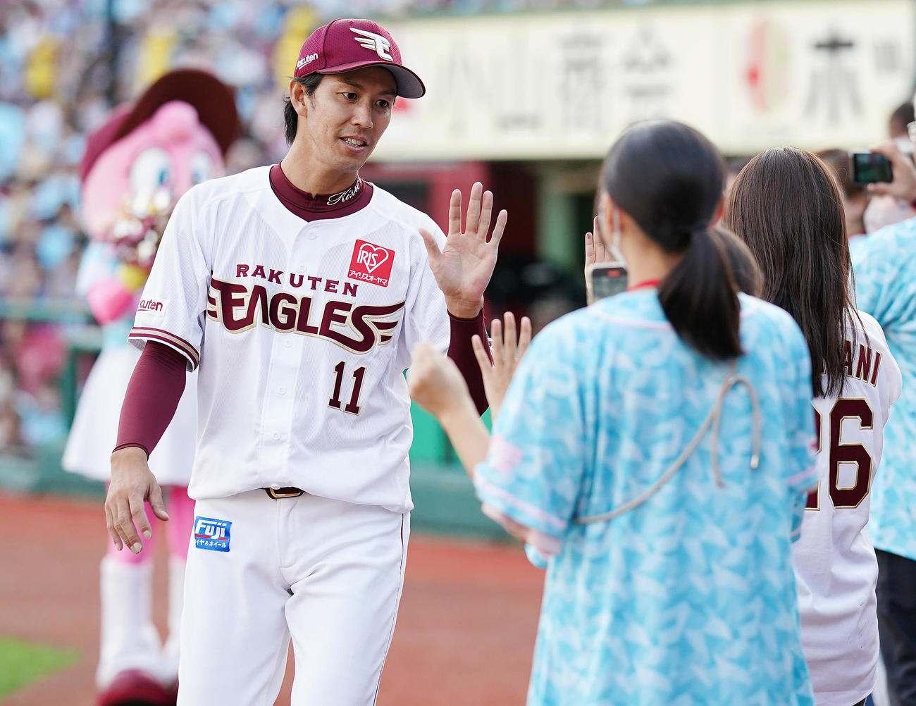 楽天対日本ハム　日本ハムに勝利しファンと笑顔でタッチを交わす楽天岸（撮影・垰建太）