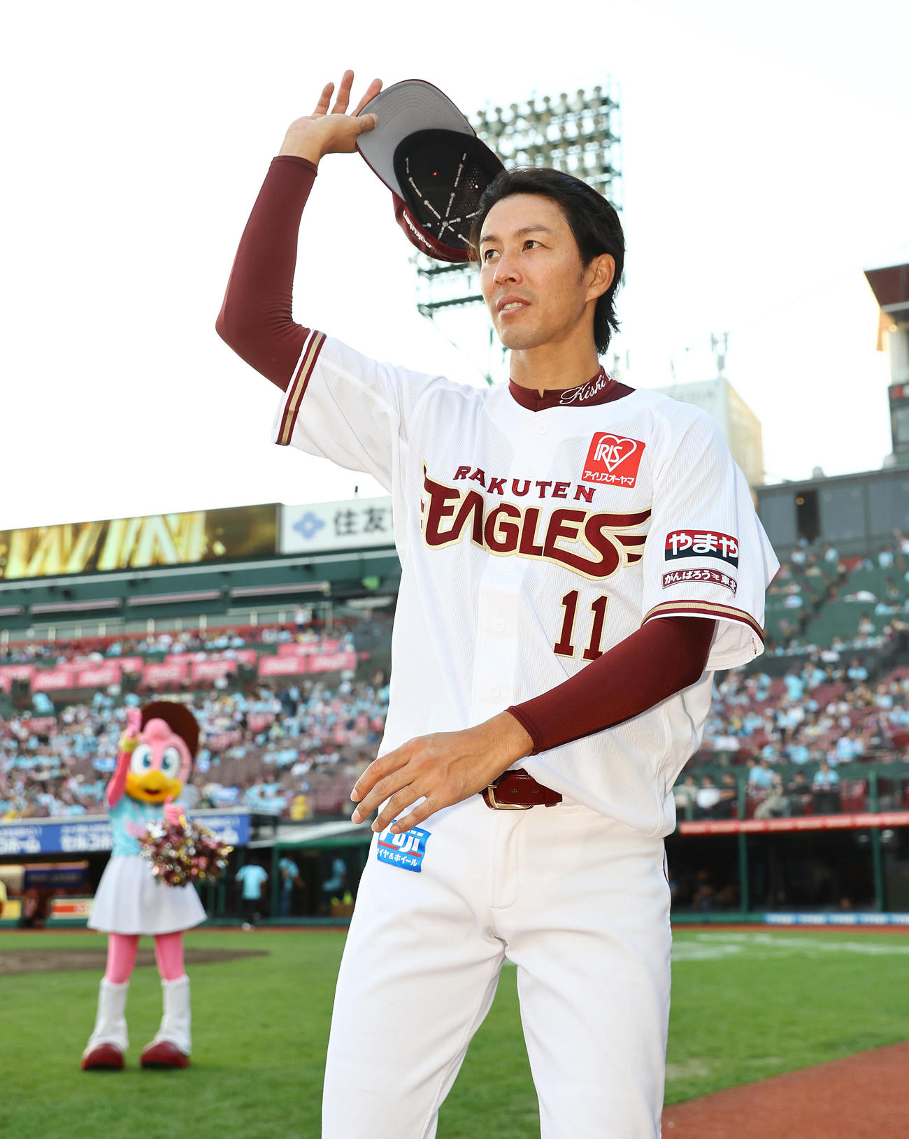 楽天対日本ハム　日本ハムに勝利しスタンドに手を振る楽天岸（撮影・垰建太）