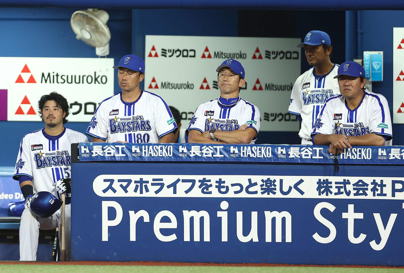 DeNA対中日　9回裏、戦況を見守る三浦監督（中央）（撮影・河田真司）