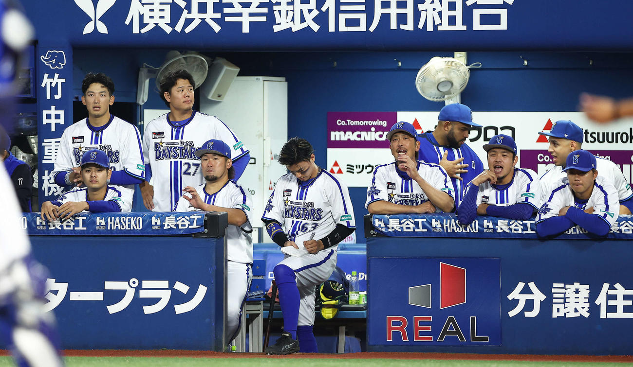 DeNA対中日　9回裏、戦況を見守るDeNAの選手たち（撮影・河田真司）