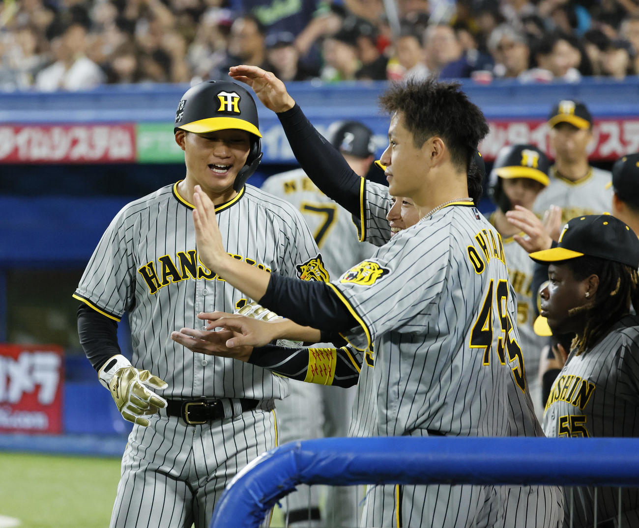 ヤクルト対阪神　3回表阪神無死二、三塁、大山の2点適時打で生還し、大竹（中央）らに迎えられる森下（左端）（撮影・藤尾明華）