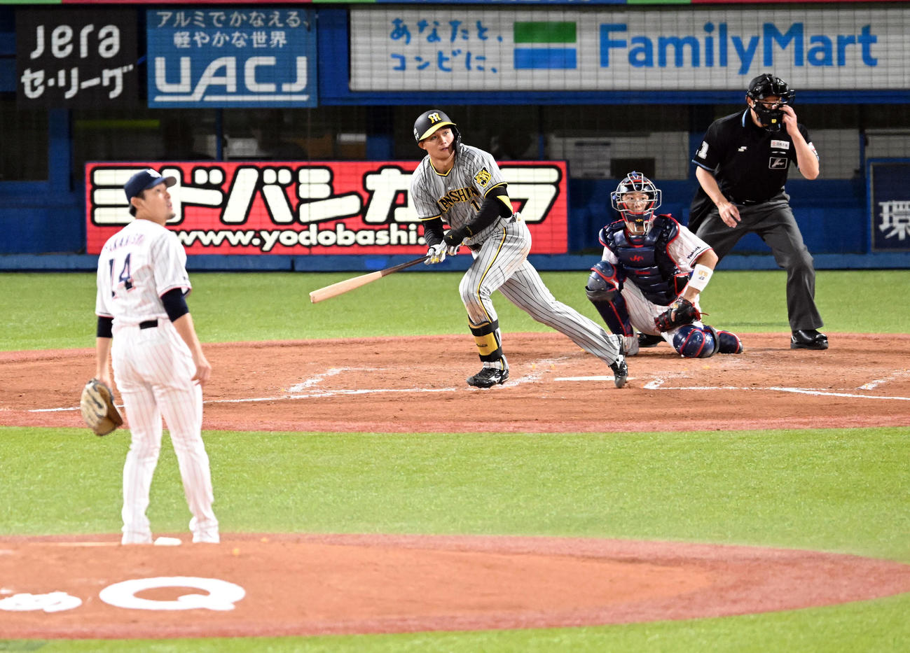 ヤクルト対阪神　4回表阪神1死満塁、左越えに二塁打を放つ森下。投手高梨（撮影・たえ見朱実）