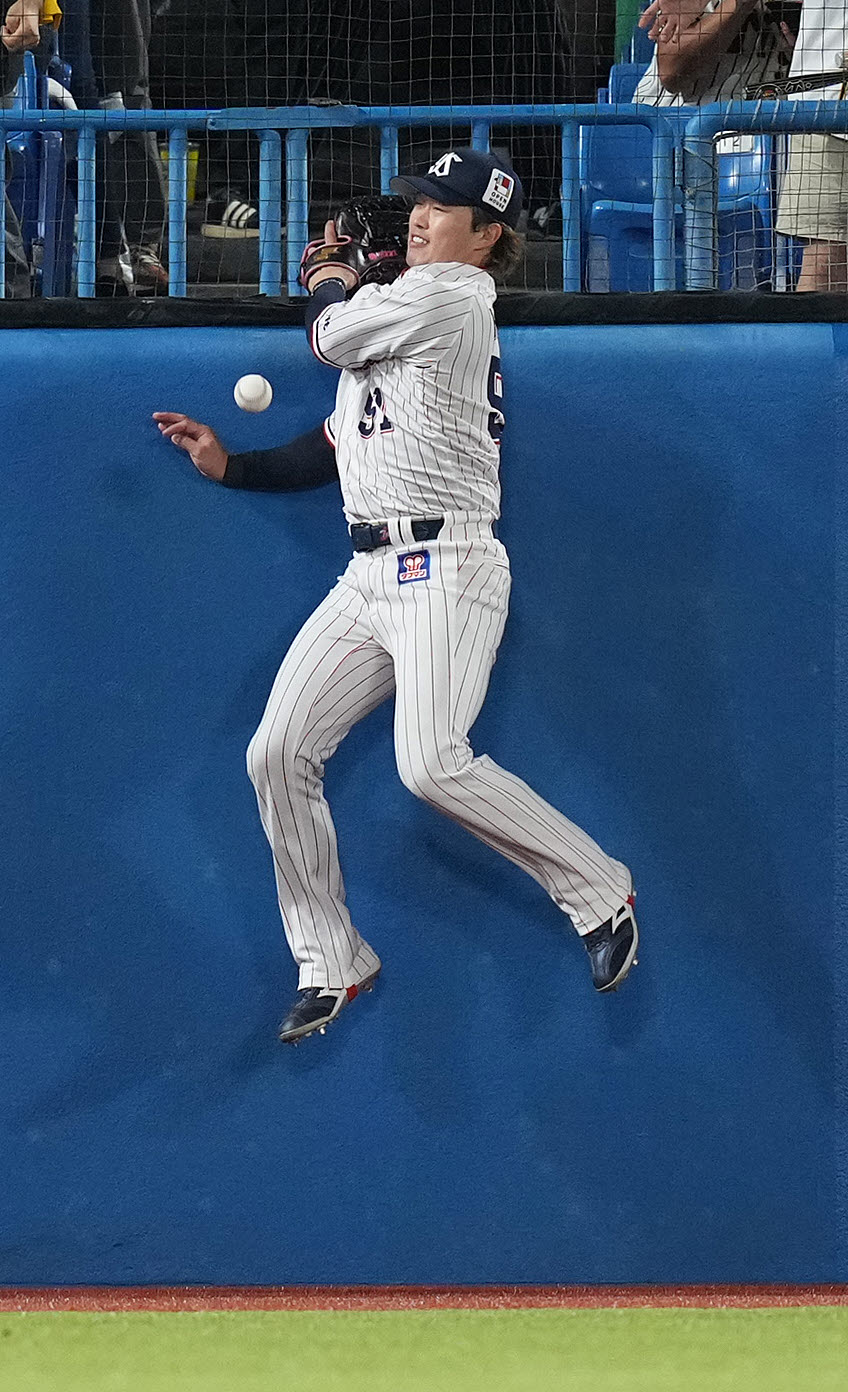 ヤクルト対阪神　4回表阪神1死、森下の打球にジャンプするも捕れず、左二塁打を許す左翼手浜田（撮影・鈴木みどり）